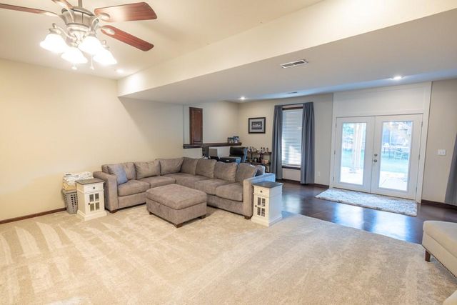 302 SW Bobcat Circle, Oak Grove, MO 64075