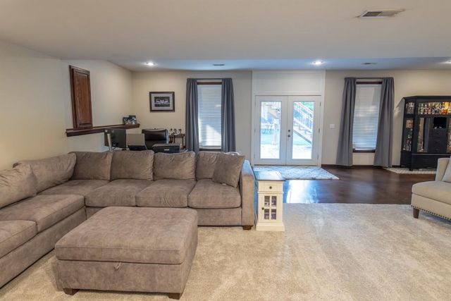 302 SW Bobcat Circle, Oak Grove, MO 64075