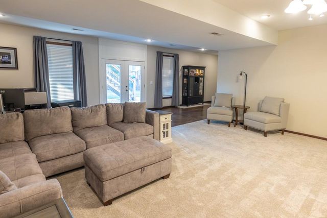 302 SW Bobcat Circle, Oak Grove, MO 64075