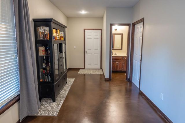 302 SW Bobcat Circle, Oak Grove, MO 64075