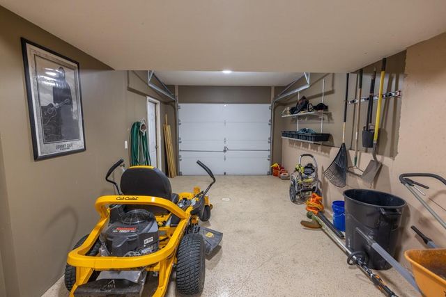 302 SW Bobcat Circle, Oak Grove, MO 64075