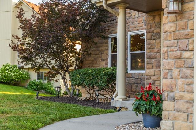 302 SW Bobcat Circle, Oak Grove, MO 64075