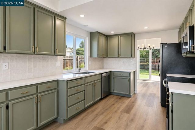 301 Maude Ct, Oakley, CA 94561