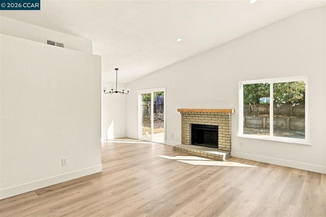 301 Maude Ct, Oakley, CA 94561