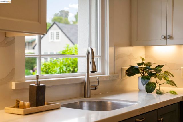 1362 Trestle Glen Rd., Oakland, CA 94610