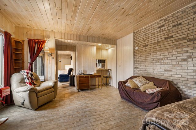 197 Roland Hill Road, Burnsville, NC 28714