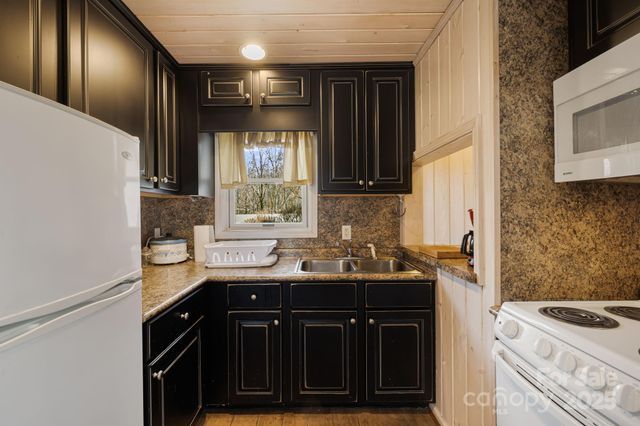 197 Roland Hill Road, Burnsville, NC 28714