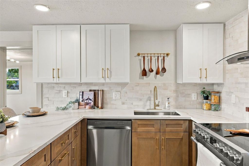 Image 9 of property listing at 4531 W FERN STREET, Tampa, FL 33614