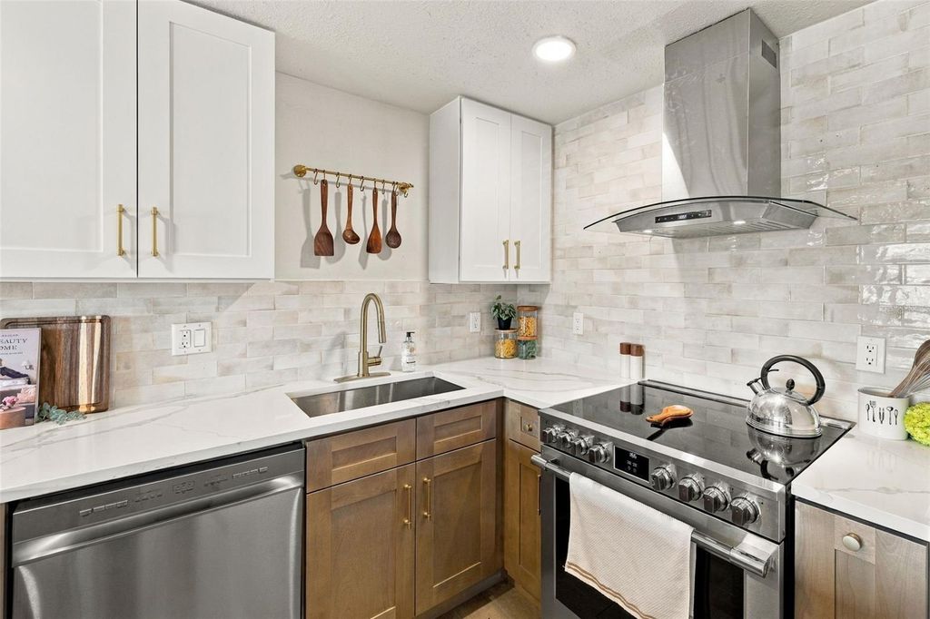 Image 10 of property listing at 4531 W FERN STREET, Tampa, FL 33614