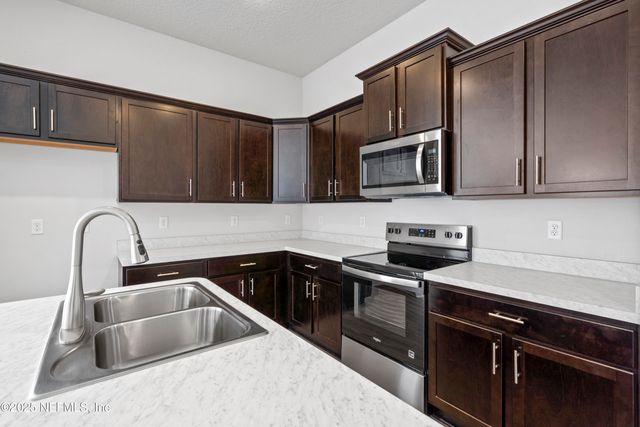 8309 HELMSLEY Boulevard, Jacksonville, FL 32219