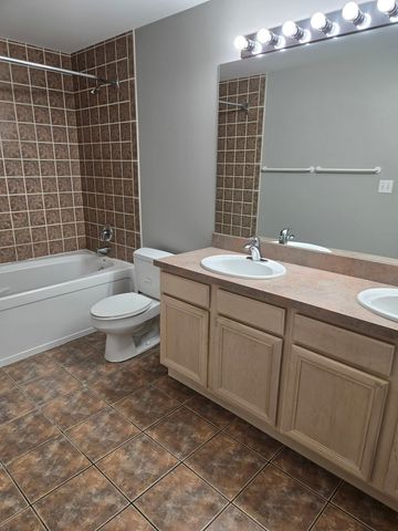 811 W 15th Place 703, Chicago, IL 60608