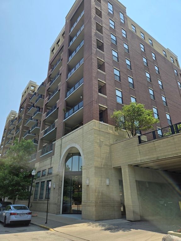 811 W 15th Place 703, Chicago, IL 60608