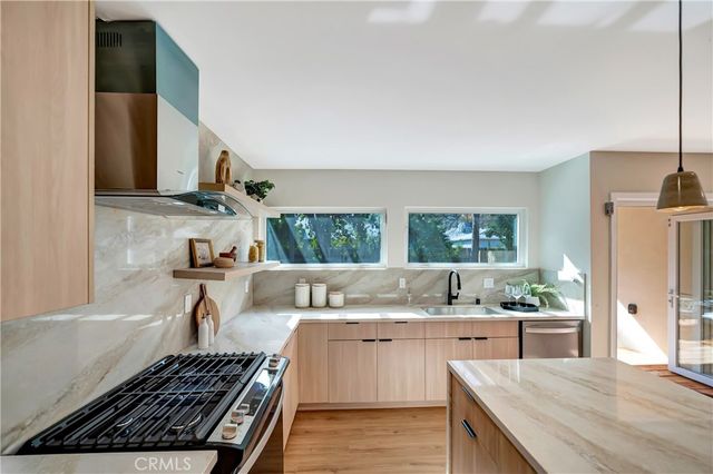 22120 Costanso Street, Woodland Hills, CA 91364