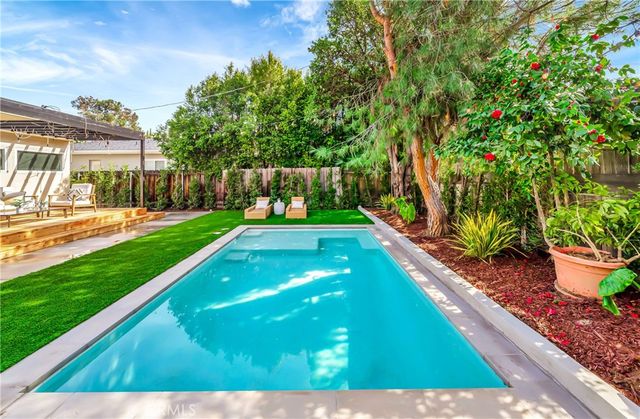 22120 Costanso Street, Woodland Hills, CA 91364
