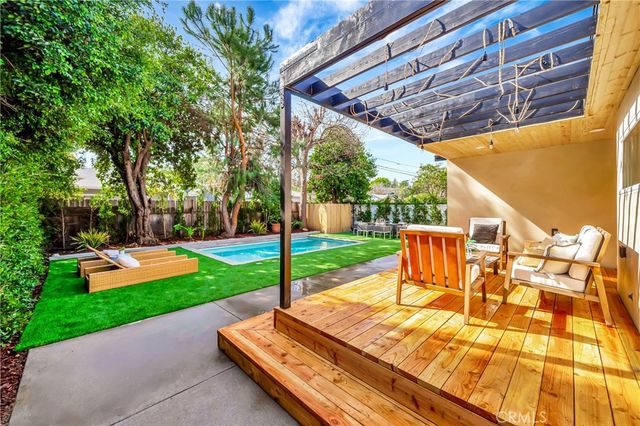 22120 Costanso Street, Woodland Hills, CA 91364