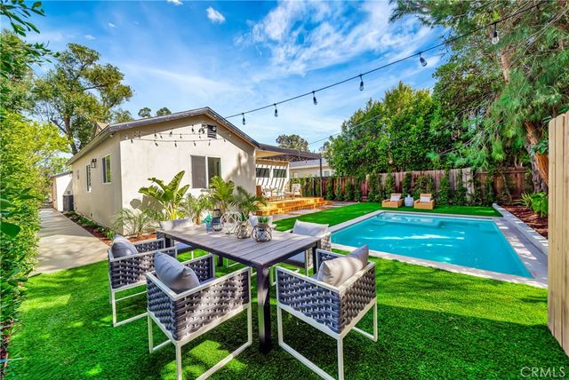 22120 Costanso Street, Woodland Hills, CA 91364