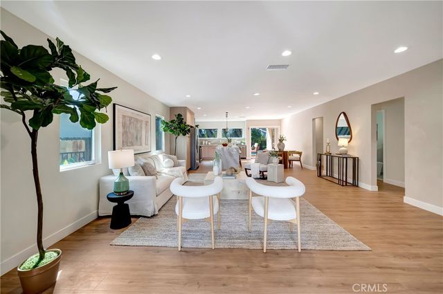 22120 Costanso Street, Woodland Hills, CA 91364