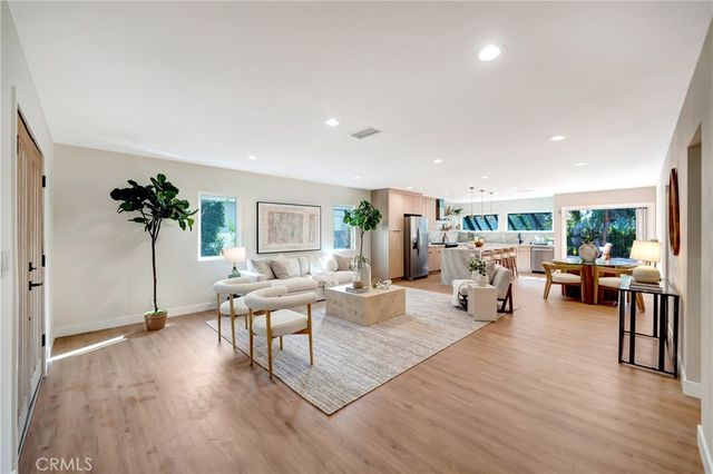 22120 Costanso Street, Woodland Hills, CA 91364
