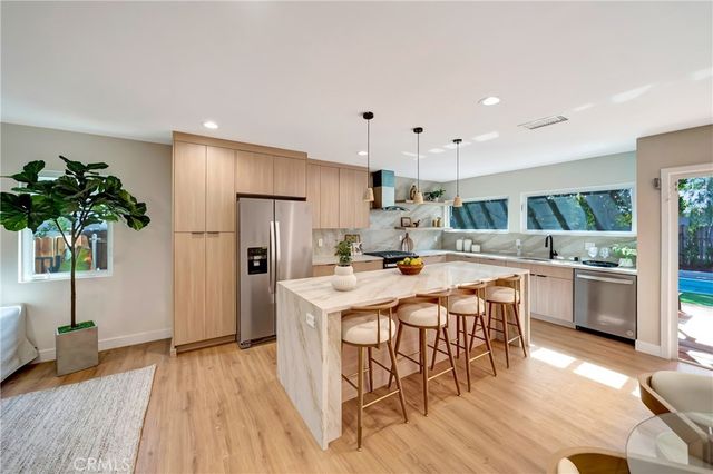 22120 Costanso Street, Woodland Hills, CA 91364