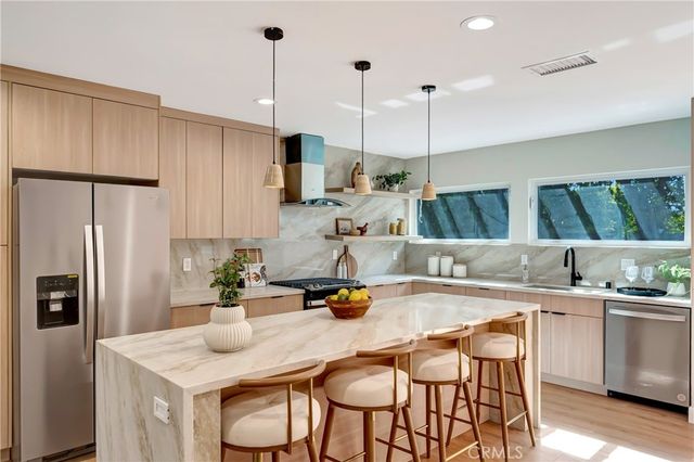 22120 Costanso Street, Woodland Hills, CA 91364