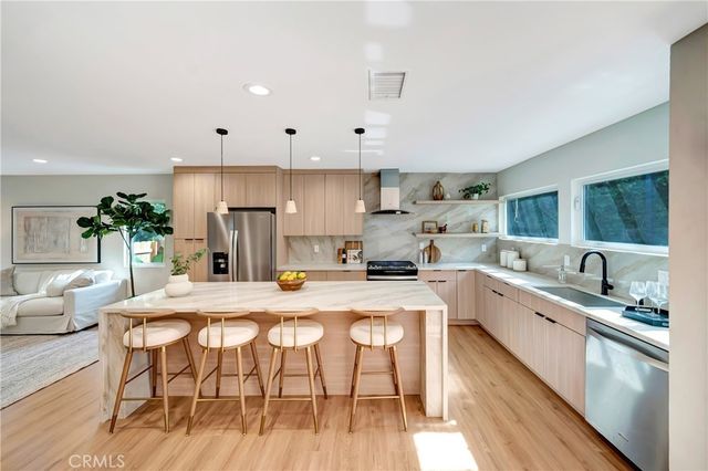22120 Costanso Street, Woodland Hills, CA 91364