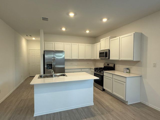 499 Avre LOOP, Kyle, TX 78640