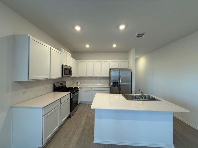 499 Avre LOOP, Kyle, TX 78640