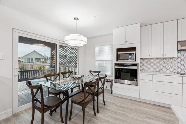 1814 Tiki Drive, Tiki Island, TX 77554