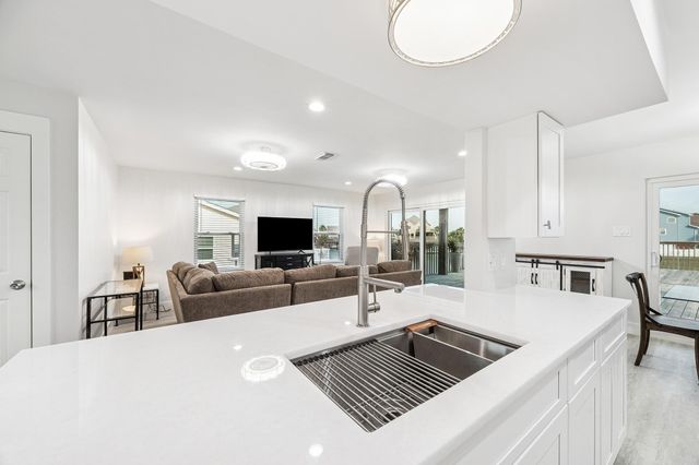 1814 Tiki Drive, Tiki Island, TX 77554