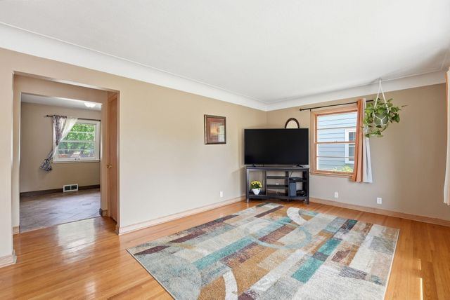 5012 Russell Avenue N, Minneapolis, MN 55430
