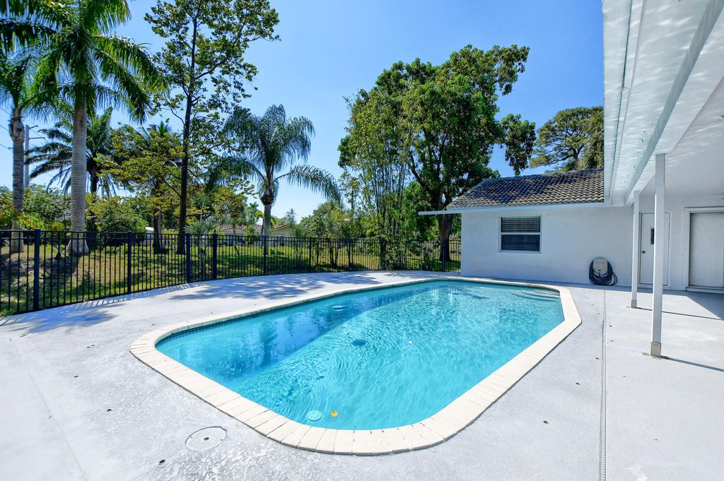 Image 27 of property listing at 2334 Timbercreek Circle NW, Boca Raton, FL 33431