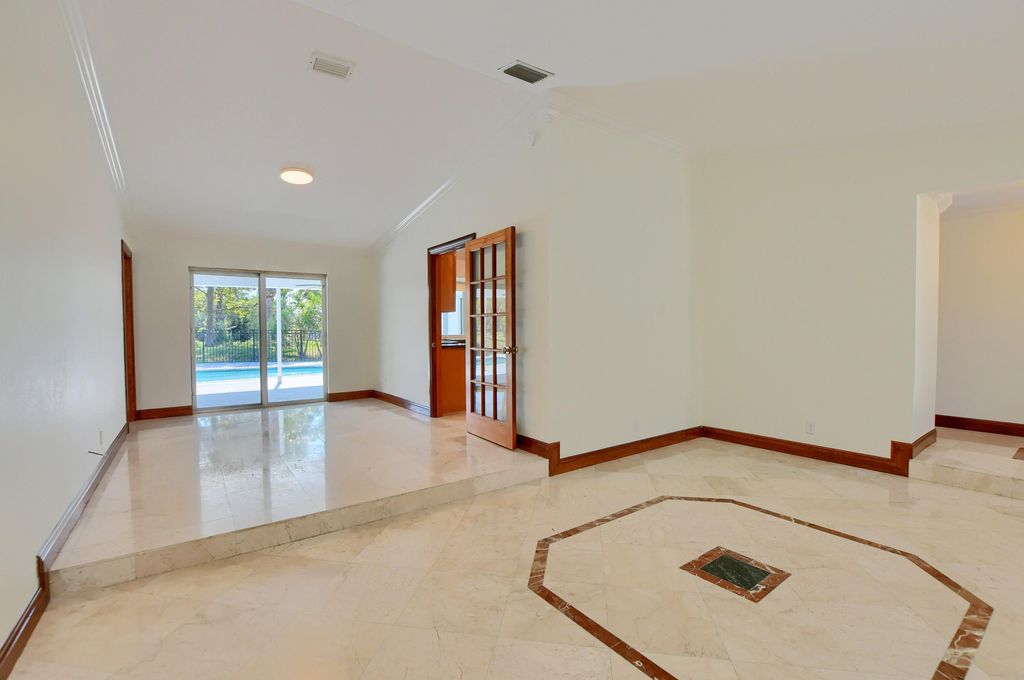 Image 5 of property listing at 2334 Timbercreek Circle NW, Boca Raton, FL 33431