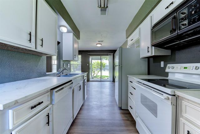 25 Clover Bend Street, La Marque, TX 77568