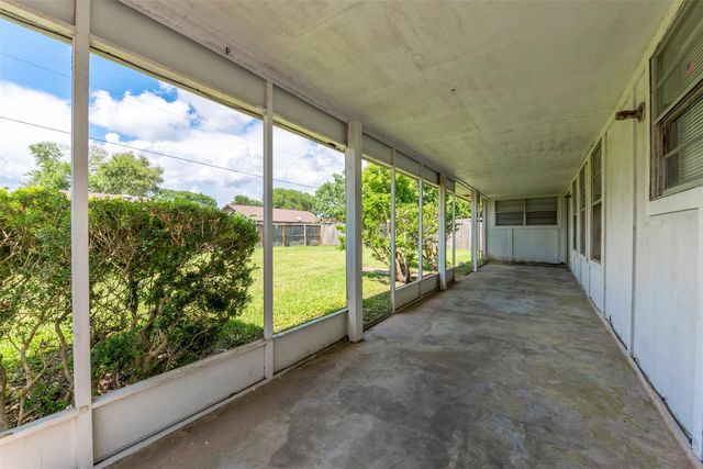 25 Clover Bend Street, La Marque, TX 77568