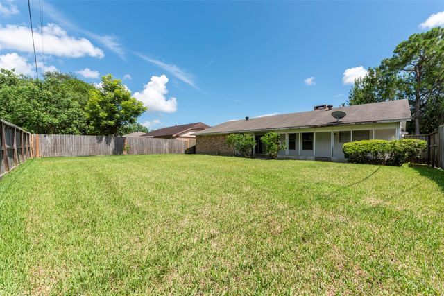 25 Clover Bend Street, La Marque, TX 77568