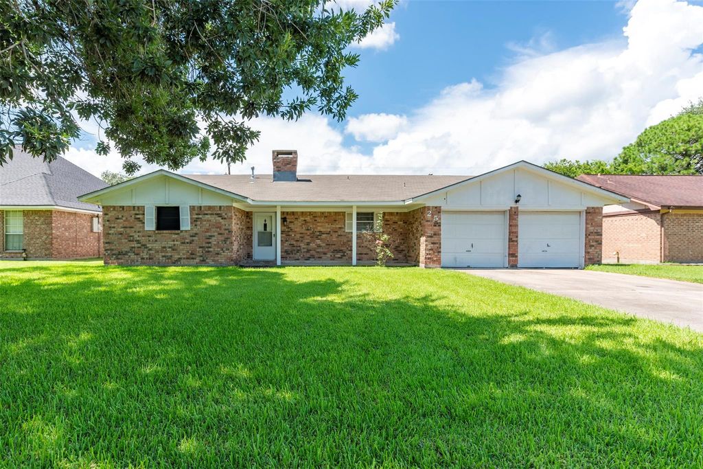 25 Clover Bend Street, La Marque, TX 77568