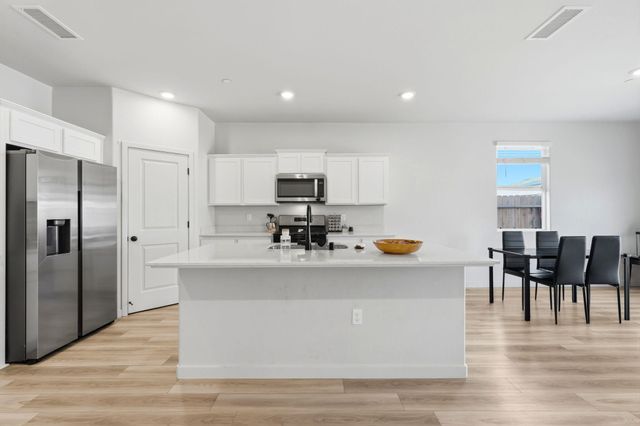 1834 W Twilight Street, Hanford, CA 93230