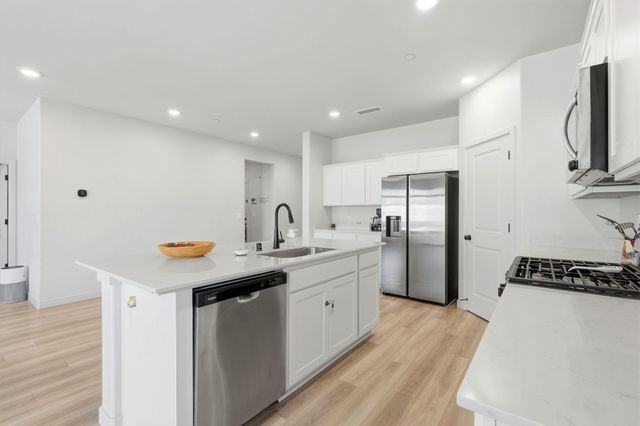 1834 W Twilight Street, Hanford, CA 93230