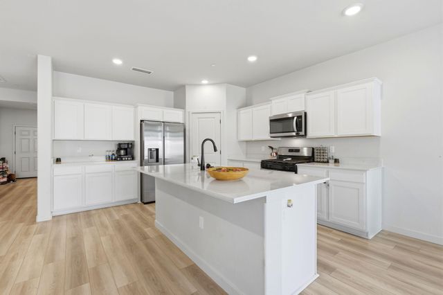 1834 W Twilight Street, Hanford, CA 93230