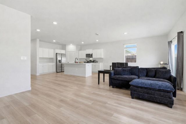 1834 W Twilight Street, Hanford, CA 93230