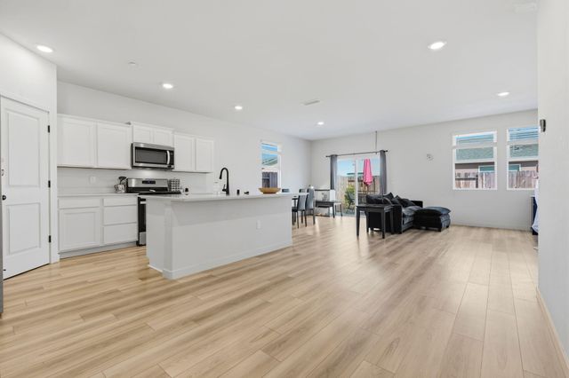 1834 W Twilight Street, Hanford, CA 93230