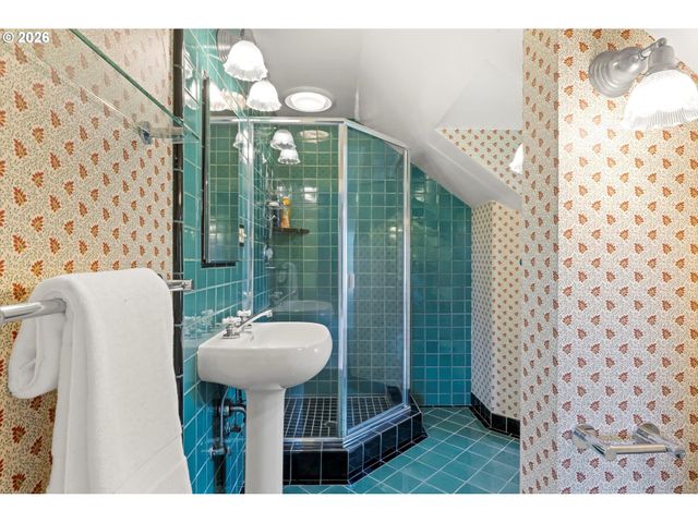 2228 Sw 21ST Ave, Portland, OR 97201