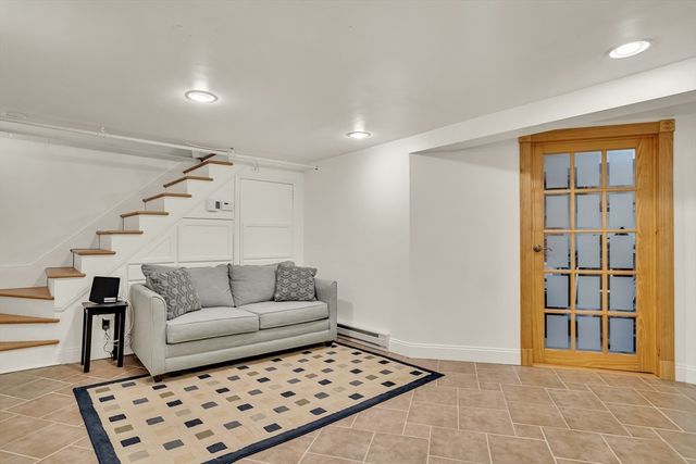 2 Maria Ct, Woburn, MA 01801