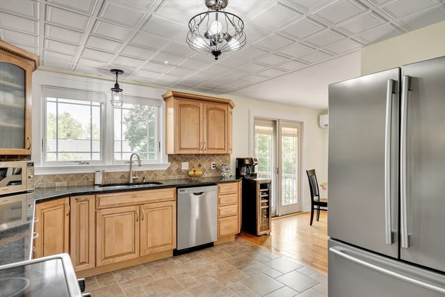 2 Maria Ct, Woburn, MA 01801