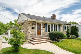 2 Maria Ct, Woburn, MA 01801