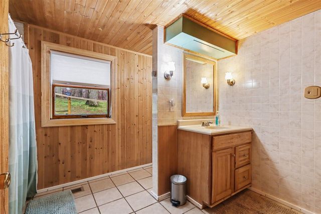 12015 Oakridge Road, Plainwell, MI 49080