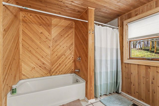 12015 Oakridge Road, Plainwell, MI 49080