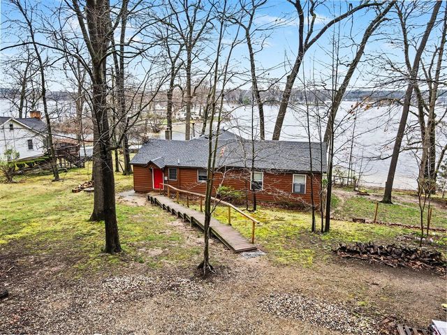 12015 Oakridge Road, Plainwell, MI 49080