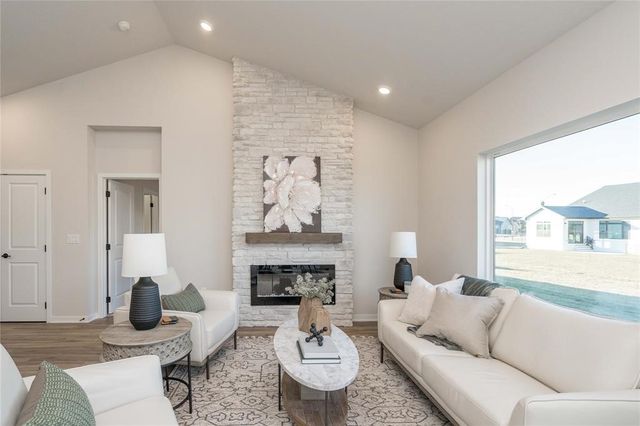 207 SW 16th Street, Ankeny, IA 50023