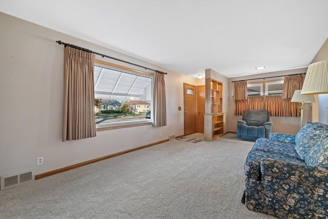 1911 Polaris AVENUE, Racine, WI 53404